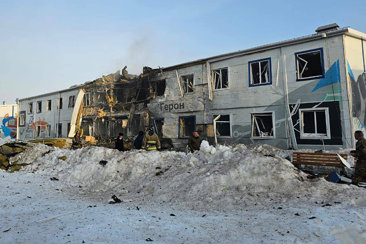  По словам гендиректора «ОЭЗ Алабуга» Тимура Шагивалеева, два беспилотника ударили по общежитию в 5:45 утра 