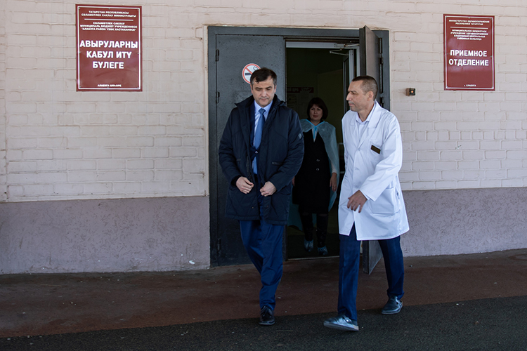 Больницу посетил министр здравоохранения РТ Марсель Минуллин. На месте он поделился с «БИЗНЕС Online», что среди всех пострадавших — двое несовершеннолетних