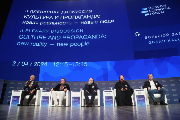 После дискуссии на пресс-конференции Островский, Бояков и Чадаев еще долго объяснили свою позицию журналистам