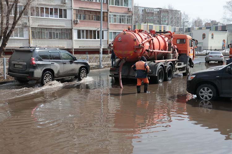 В Казани затопило улицу Мусина в районе школы №9. Экстренные службы оперативно откачали воду
