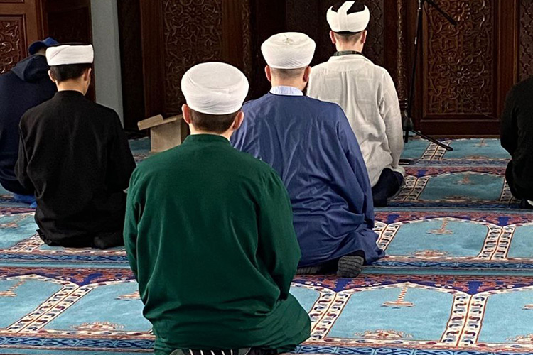 Как говорит муфтий Татарстана, итикафом называют даже минимальное пребывание в мечети, например, человек пришел на закатную молитву и остался до ночной — это считается добровольным уединением