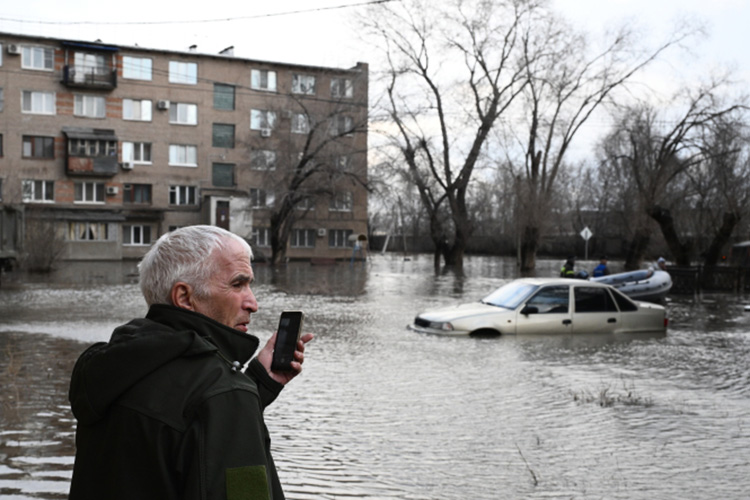 По информации местных властей, в зоне затопления остаются свыше 10 тыс/ жилых домов и около 18,5 тысяч приусадебных участков