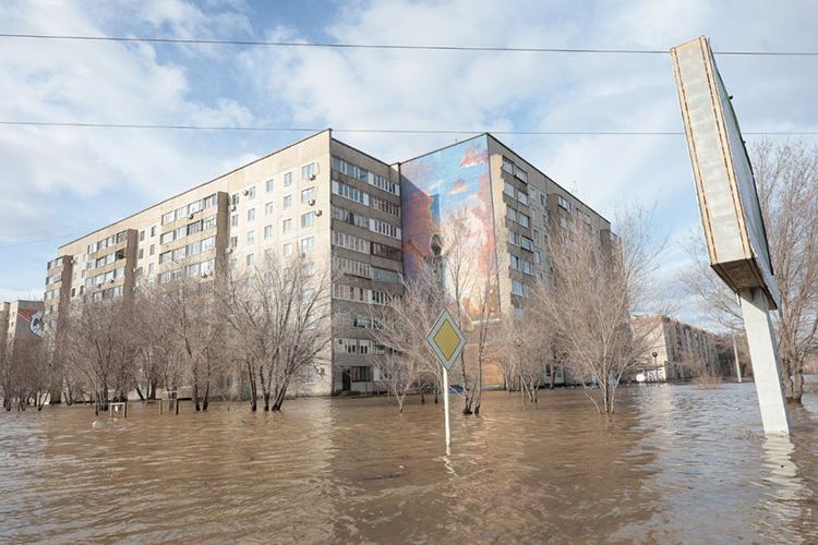 На утро вторника в Оренбуржье были подтоплены свыше 10 тыс. домов в 73 населенных пунктах, эвакуировано 6,3 тыс. человек, закрыто 44 моста