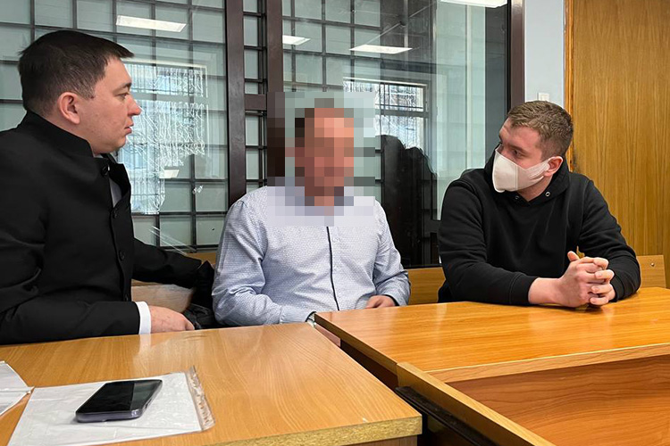 Сегодня Вахитовский районный суд Казани отправил под арест фигурантов уголовного дела о «разводе» Максима Михайлова (справа на фото Ильяс Салимгараев)