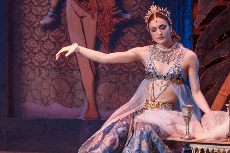 Весной 2014 года Уомак выступала в балете «Баядерка» в театре имени Мусы Джалиля в Казани