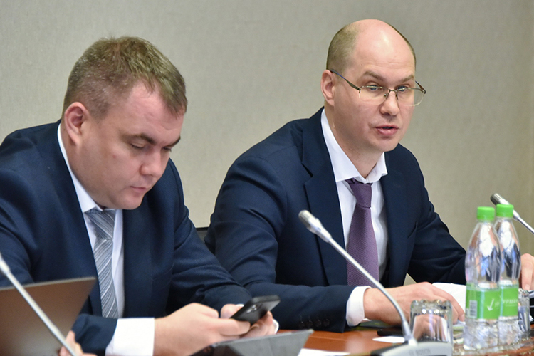 Олег Пелевин напомнил, что на страну продолжается санкционное давление — в 2023 году против России было введено 5 тыс. новый санкций