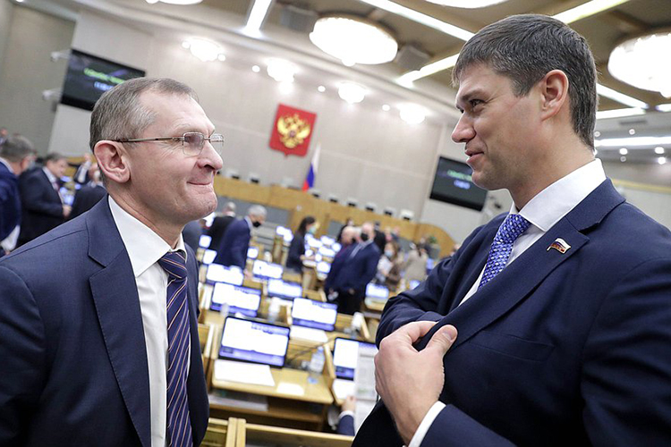 Сергей Алтухов (на фото справа) заявил, что законопроект направлен не только на развитие экономики и операторов, которые работают в наружке, но он еще и «нужен регионам»