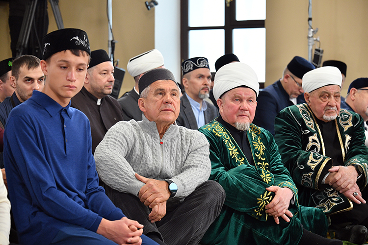 Ровно в 7 часов утра в молельный зал в сопровождении Камиля хазрата поднялись президент Татарстана Минниханов со своим сыном Искандером