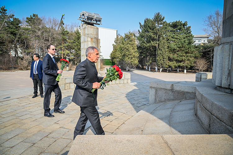 По прибытии первым делом Минниханов возложил цветы к памятнику советским летчикам.