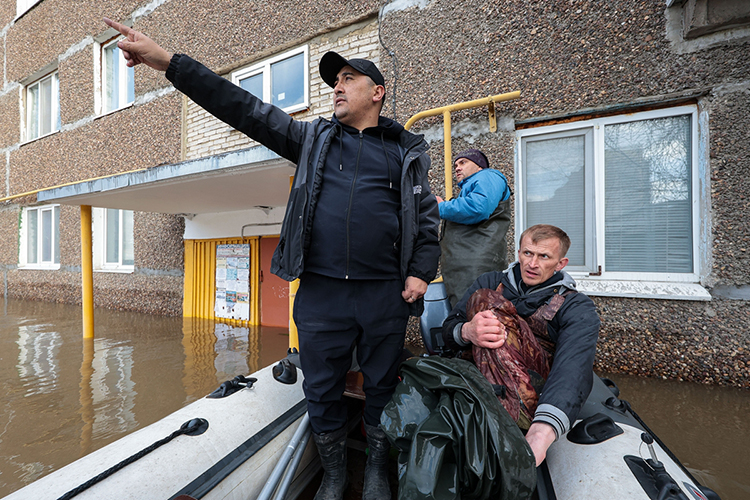 Фактически, пока вся страна обсуждала потоп в Орске, в 270 километрах — в Оренбурге, происходило все ровно тоже самое, только уже без такого усиленного внимания СМИ и федеральных органов власти