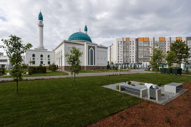 Среди мечетей, которые архитектор проектировал самостоятельно или в соавторстве, Алтан на улице Дубравная