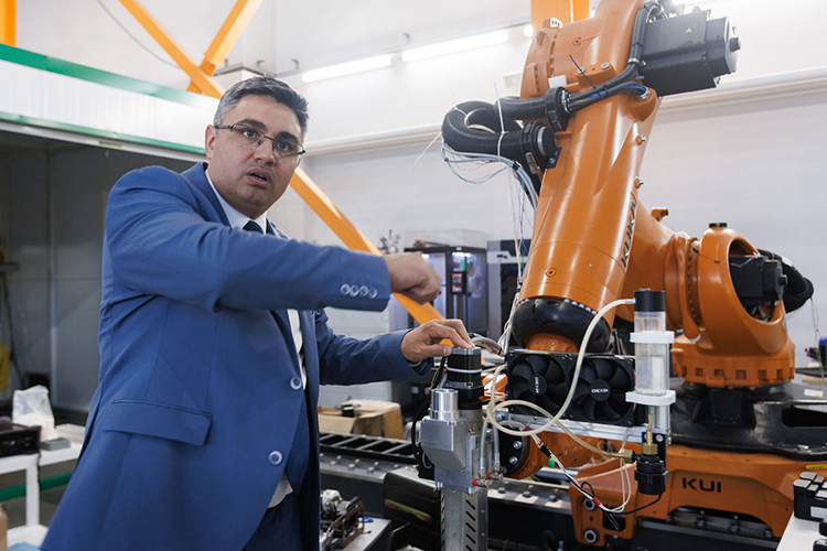 «Центр на базе Университета Иннополис должен стать методологической базой, которая будет проводить технологические аудиты, взаимодействовать с производителями индустриальных роботов, рассказывать предприятиям о важности роботизации, снижать уровень их неуверенности»