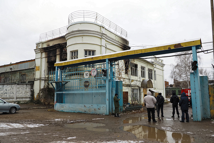 Трагедия в Адмиралтейской слободе произошла три с половиной года назад. Поздней ночью, 10 ноября 2020 года в бывшем административном здании КВЗ на ул. Адмиралтейской, д. 5 начался пожар