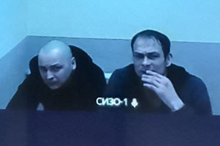 Вместе с Магасумовым сидел его подчиненный Артур Пузанкевич (слева). Его обвиняют в хулиганстве (ст.213 УК РФ)