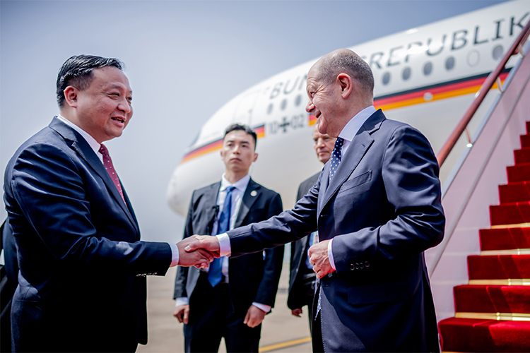 По данным немецкой прессы, самым высоким по рангу чиновником, который встретил гостя в аэропорту, оказался заместитель мэра города Чунцин