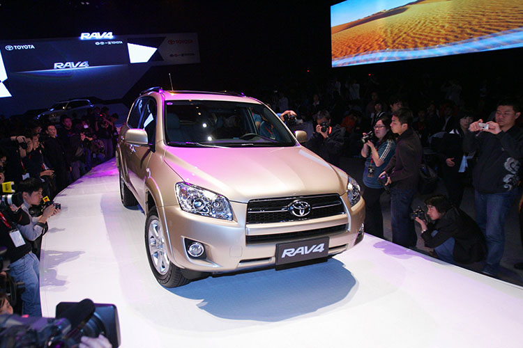 Toyota RAV4 — самая популярная модель марки (45%, или 4,6 тыс. проданных авто) в «базе» поднялась в цене в 1,8 раза