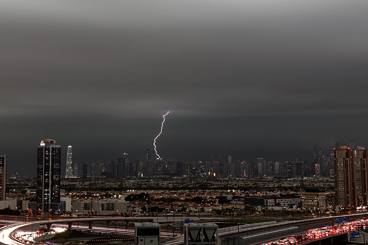Мощнейший ливень и порывистый ветер пришли в Дубай в ночь на вторник, 16 апреля. И прогноз синоптиков вчера был неутешительный