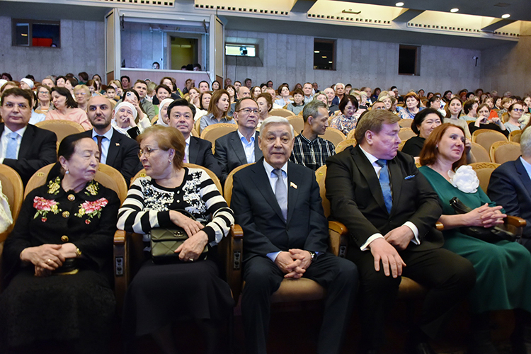 В зале Камаловского театра среди почетных гостей были большинство генеральных консулов своих стран в Казани, депутаты республиканского парламента