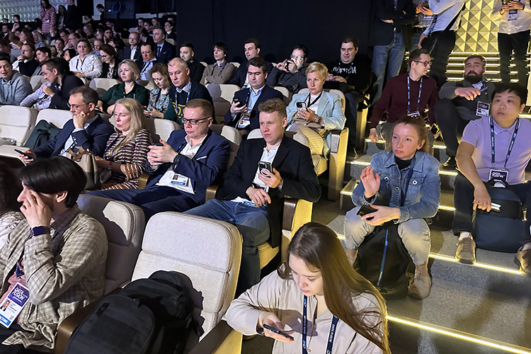 Желающие послушать, что скажет о многополярности технологичного мира будущего вице-премьер Дмитрия Чернышенко, рассаживались прямо на лестнице или всю пленарку подпирали стены