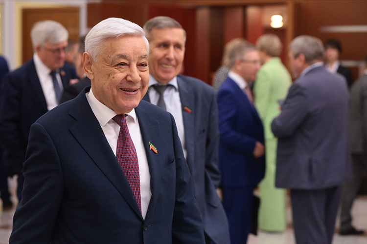 Среди собравшихся выделялся председатель Госсовета Фарид Мухаметшин, который подошел к мероприятию достаточно ответственно, но тоже не без доли юмора. На предложение сходить перекусить он заметил: «Мы натощак, злее будем»