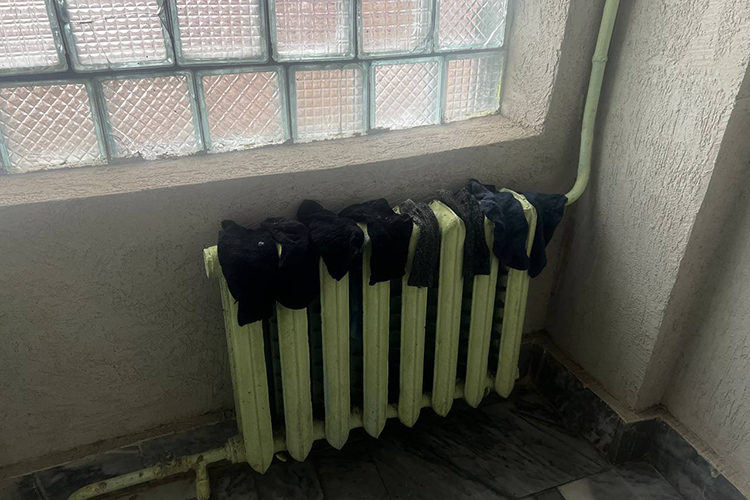 Практически сразу возле входа в хостел я увидела большое количество черных носков на батарее — так постояльцы сушат свои вещи