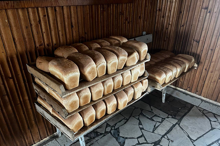 каждая вторая жалоба узбекского рабочего была на недостаток хлеба. К моему удивлению я узнала, что узбек за один прием пищи может съесть сразу 12 кусков