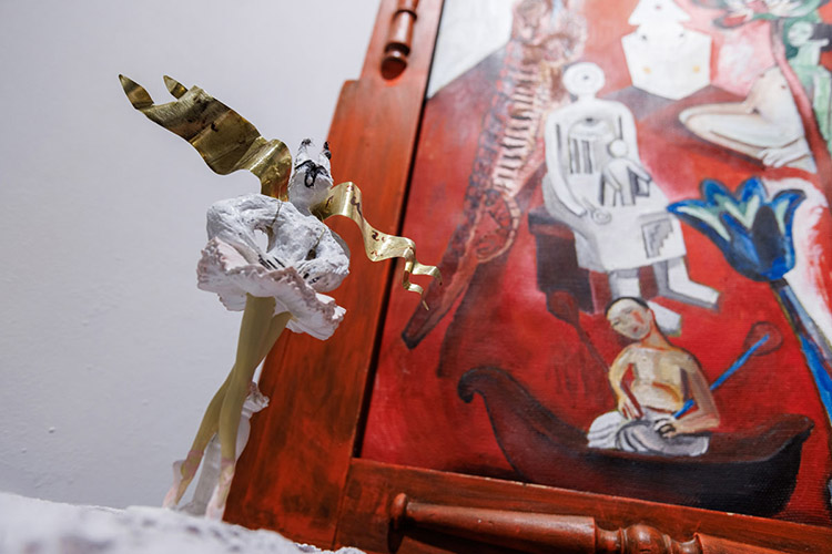 Скульптура «Белочка» из папье-маше на трюмо, посвященном уфимской керамистке Ляле Галеевой