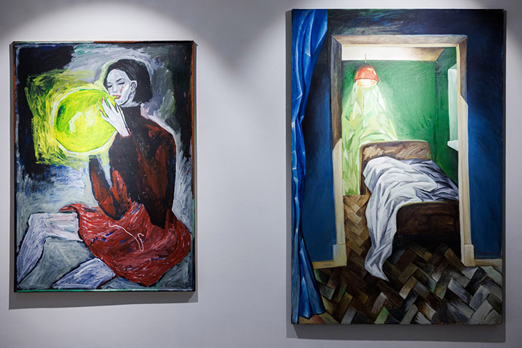 Картины Ольги Цимболенко «Девочка с шаром» и «Комната Беллы» на выставке «Зона свободного плавания» в казанской галерее БИЗON