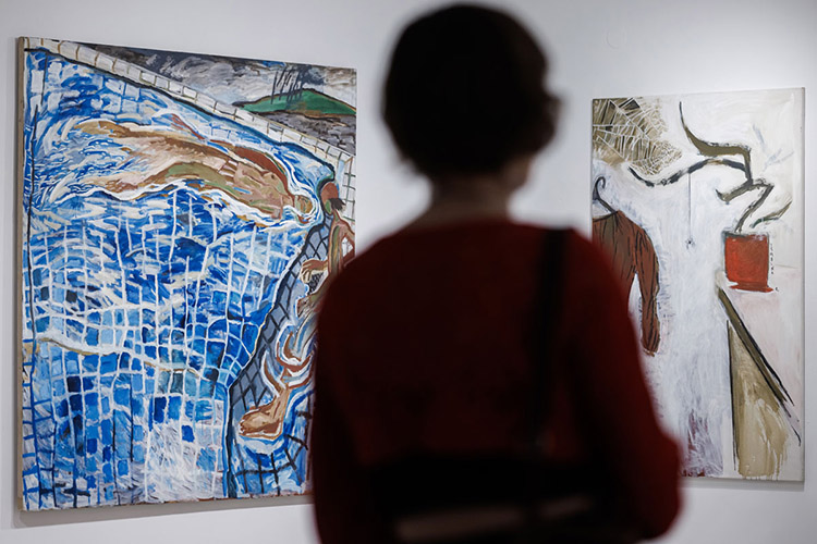 Работа Цимболенко «Бассейн» на выставке в БИЗONе соседствует с инсталляцией «Бассейн» петербургской художницы Наталии Спечинской