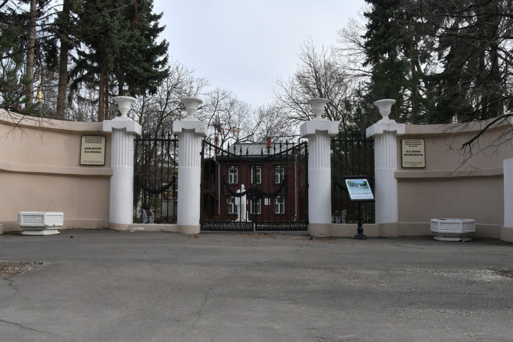 Дом №54 по улице Ульянова-Ленина, где располагается старейший в республике музей, в котором воссозданы приближенные к оригинальным условиям семьи Ульяновых