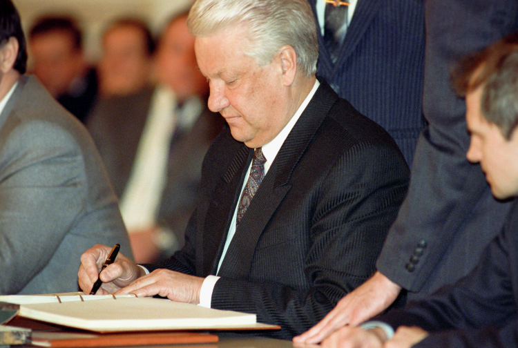 «В целом 90-е годы для нас всех были тяжелыми. Ельцин очень нестабильно правил страной. Он принимал то разумные решения, то неразумные»