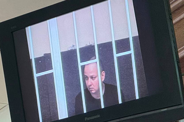 Латыпов действительно работает тамадой, как он заявлял в суде. Причем в 2017 году он был также осужден за «совершение двух эпизодов хищения чужого имущества путем обмана и злоупотребления доверием»