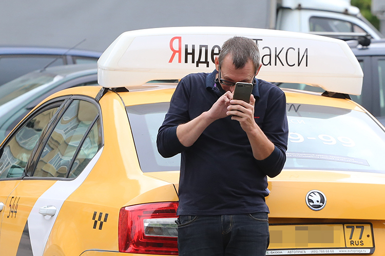 «Если не знаем, в каком статусе водитель, додумываем!»: как ФНС и «Яндекс» приказали таксистам «обелиться»
