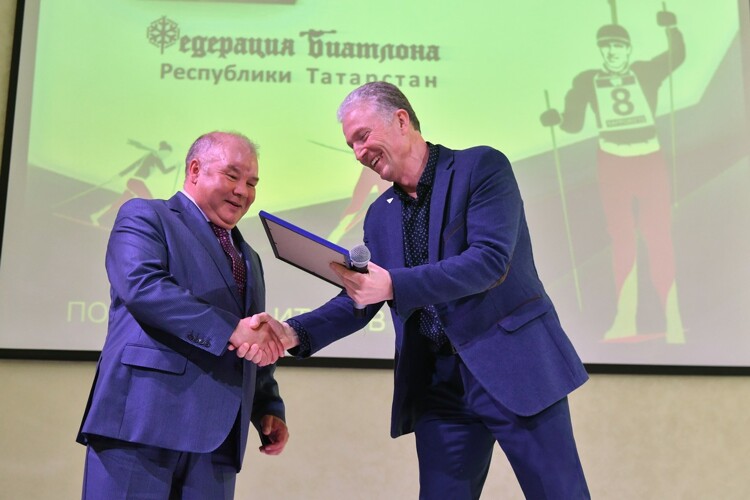 Биатлонисты вручили подарочный сертификат Ильдару Нугманову