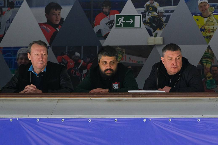 Будущий главный тренер «Ак Барса» Анвар Гатиятуллин (справа) специально приехал в Альметьевске на третий матч финала Кубка Петрова