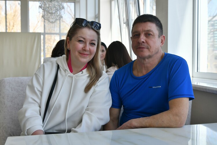 Елена и Вадим Емерхоновы посетили церемонию, пока сын Евгений был на сборах