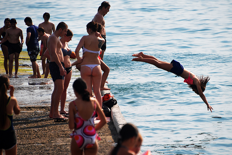 В целом в высокий сезон (июнь — сентябрь) россияне по-прежнему предпочитают пляжный отдых