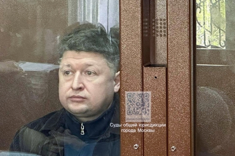 Бородин был задержан раньше Иванова, проходил обвиняемым в рамках другого расследования, но заключил досудебное соглашение и дал показания на Иванова
