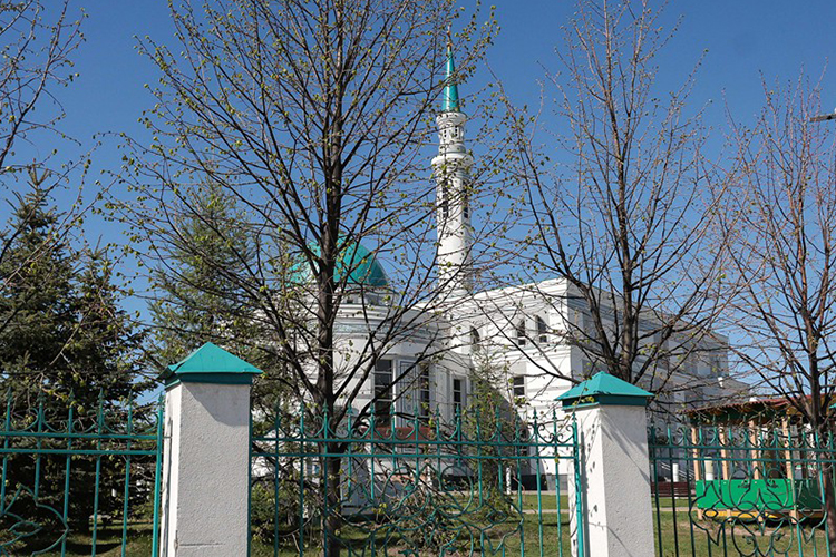 Мечеть «Ярдэм» — это уникальный проект, аналогов которому нет ни в России, ни в ближнем зарубежье — под одной крышей здесь объединили молельный зал, реабилитационный центр для людей с ОВЗ, кафе и типографию