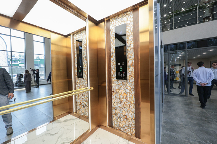 В выставочном зале завода продемонстрировали образцы —купе кабины лифта могут быть отделаны натуральными материалами, искусственным камнем, есть также с татарской «изюминкой»