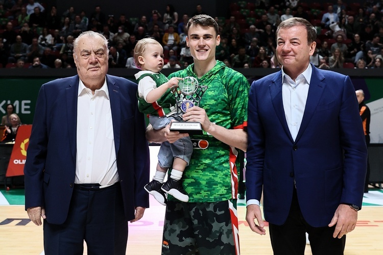 Димитриевич получил награду MVP вместе с сыном Матео