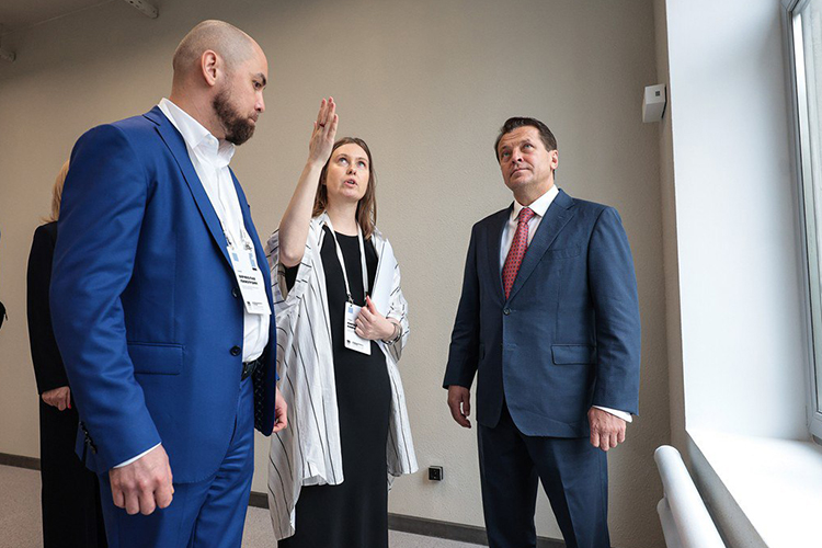 На заброшенный объект в 2022 году обратил внимание казанский предприниматель, владелец компании «Доступный офисный фонд» Вячеслав Пимурзин (слева) 
