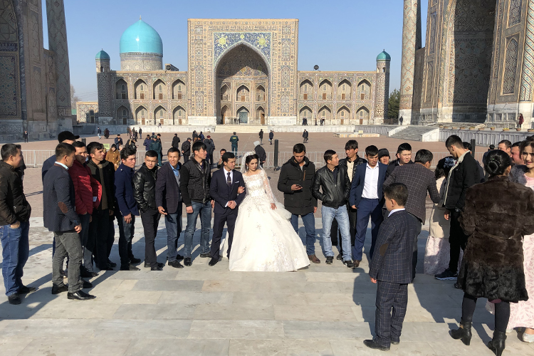 В Средней Азии свадьба — это эпохальное событие, требующее огромных расходов: празднество с участием многих сотен гостей, дорогих подарков и т. д.