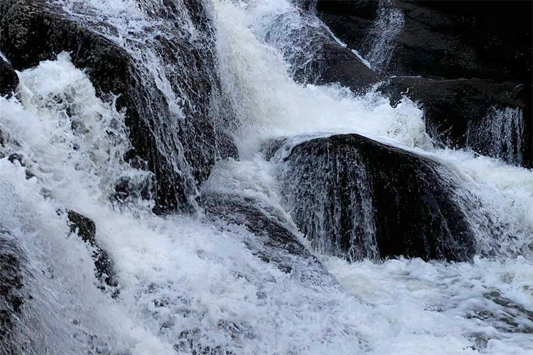 Кук-Караук просто идеален для визита в майские праздники, потому что в половодье водопад наиболее полноводен. Высота водопада — 12 м, поэтому шум падающей воды вы услышите издалека