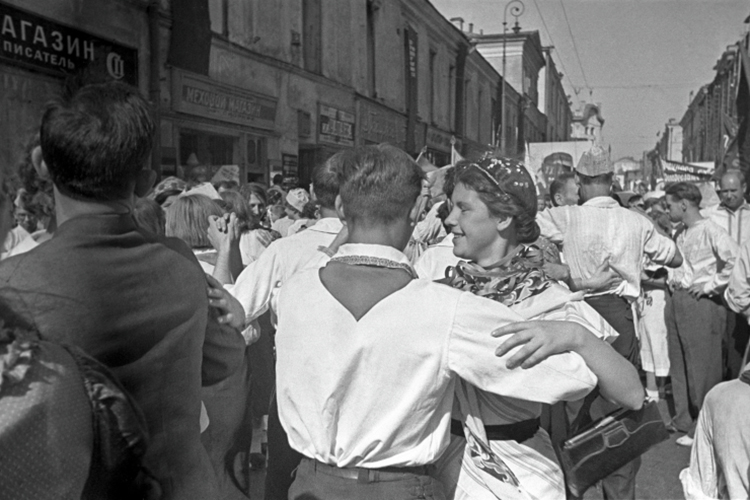 Народные гуляния на улице Горького (ныне-Тверская) в Москве во время празднования Дня международной солидарности трудящихся, 1939 год