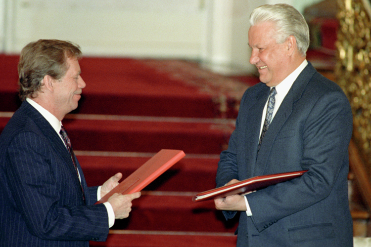 Вацлав Гавел (слева) и Борис Ельцин