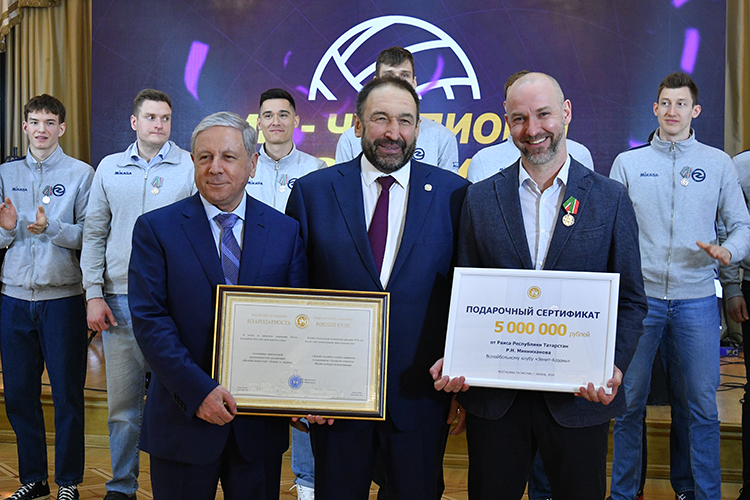 Оба казанских клуба получили от президента РТ подарочные сертификаты на 5 млн рублей, которые могут потратить в том числе на улучшение инфраструктуры