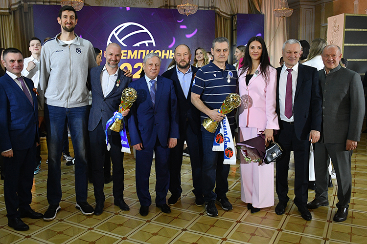 «Алекно не враг»: волейбольных чемпионов приняли в казанском Кремле