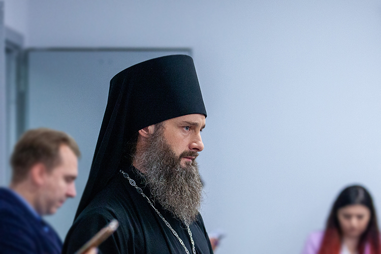 Наместник Раифского Богородицкого мужского монастыря игумен Гавриил (Рожнов) не по годам харизматичный, чем и берет в своей миссионерской миссии