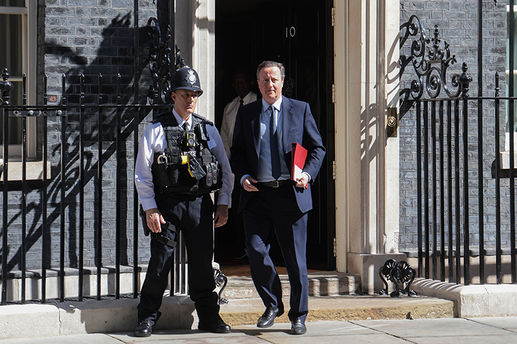 Агентство Reuters опубликовало интервью с главой МИД Великобритании Дэвид Кэмероном, в котором тот утверждал, что у Украины есть право наносить удары британским оружием по целям на территории России